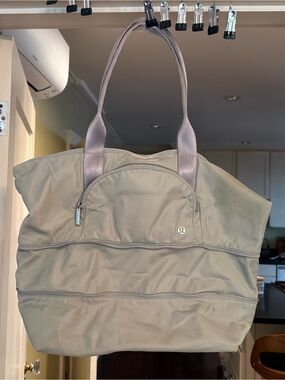 lululemon athletica taupe beige tote with lavender straps